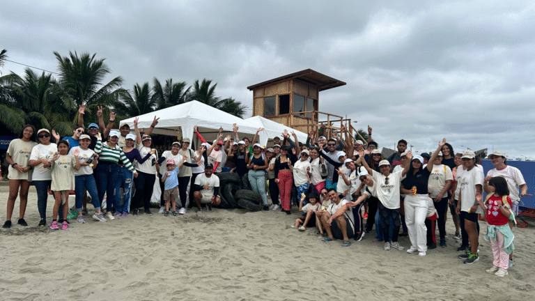Voluntarios de Girasoli retiraron más de 665.000 gramos de residuos de Playa Tarqui, en Manta, durante el EcoFest X los Océanos, reforzando el compromiso ambiental.