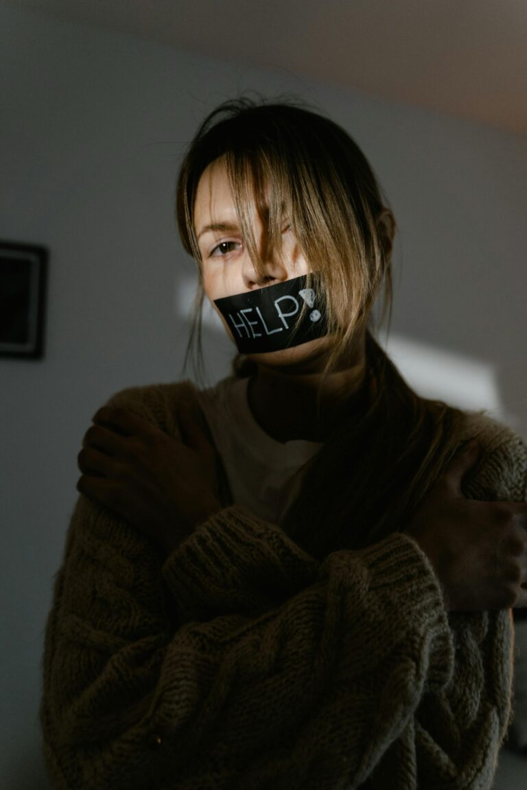 La violencia de género se expande al entorno digital: deepfakes, sextorsión y amenazas online afectan al 73 % de las mujeres en el mundo. Expertos urgen leyes, educación y protección frente a estas nuevas formas de agresión.