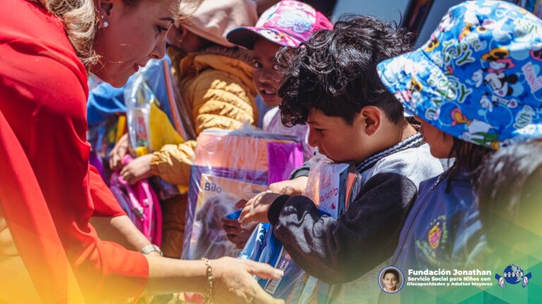 La Fundación Jonathan lanzó la campaña ‘Una Mochila, Un Sueño’ para recolectar útiles escolares y mochilas en beneficio de 1.500 niños de comunidades rurales en Ecuador.
