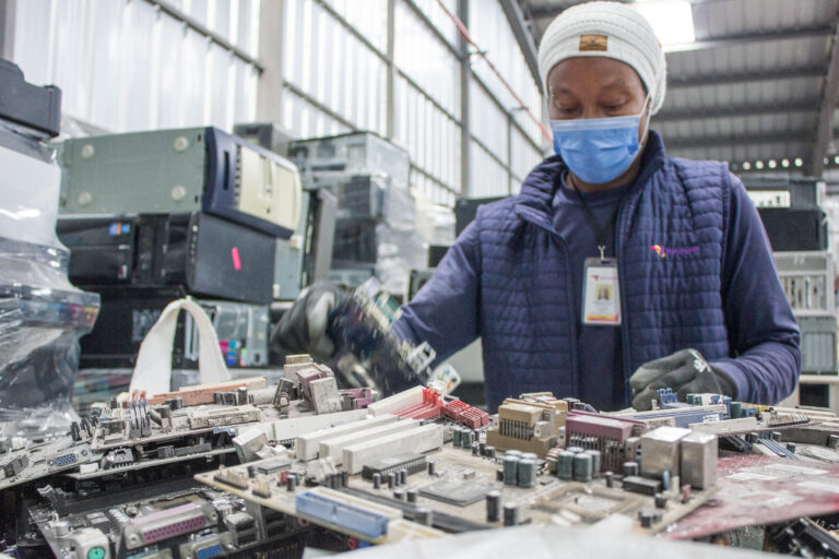 Vertmonde lidera la Iniciativa Galápagos, un modelo pionero de recolección y reciclaje técnico de e-waste en las islas, como parte de la causa Ecuador Libre de e-waste.