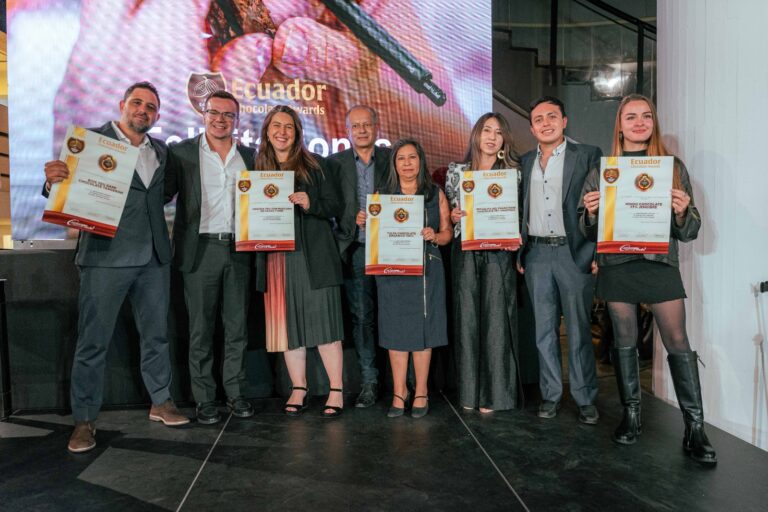 La XIII edición de los Ecuador Chocolate Awards reunió 253 barras de chocolate de 41 empresas ecuatorianas y entregó 75 premios, consolidando al país como referente mundial del cacao fino de aroma.