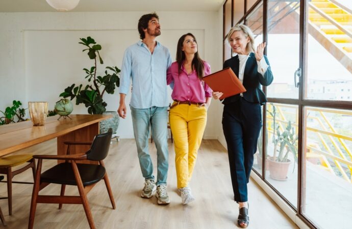 En Ecuador, las decisiones de compra y arriendo de vivienda cambian según la generación. Baby Boomers buscan estabilidad, Generación X equilibrio, Millennials flexibilidad y Gen Z experiencias.