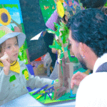 La educación ambiental en las escuelas impulsa cambios sostenibles en los hogares, donde los niños promueven hábitos como reciclar, ahorrar agua y reducir residuos.