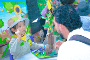 La educación ambiental en las escuelas impulsa cambios sostenibles en los hogares, donde los niños promueven hábitos como reciclar, ahorrar agua y reducir residuos.