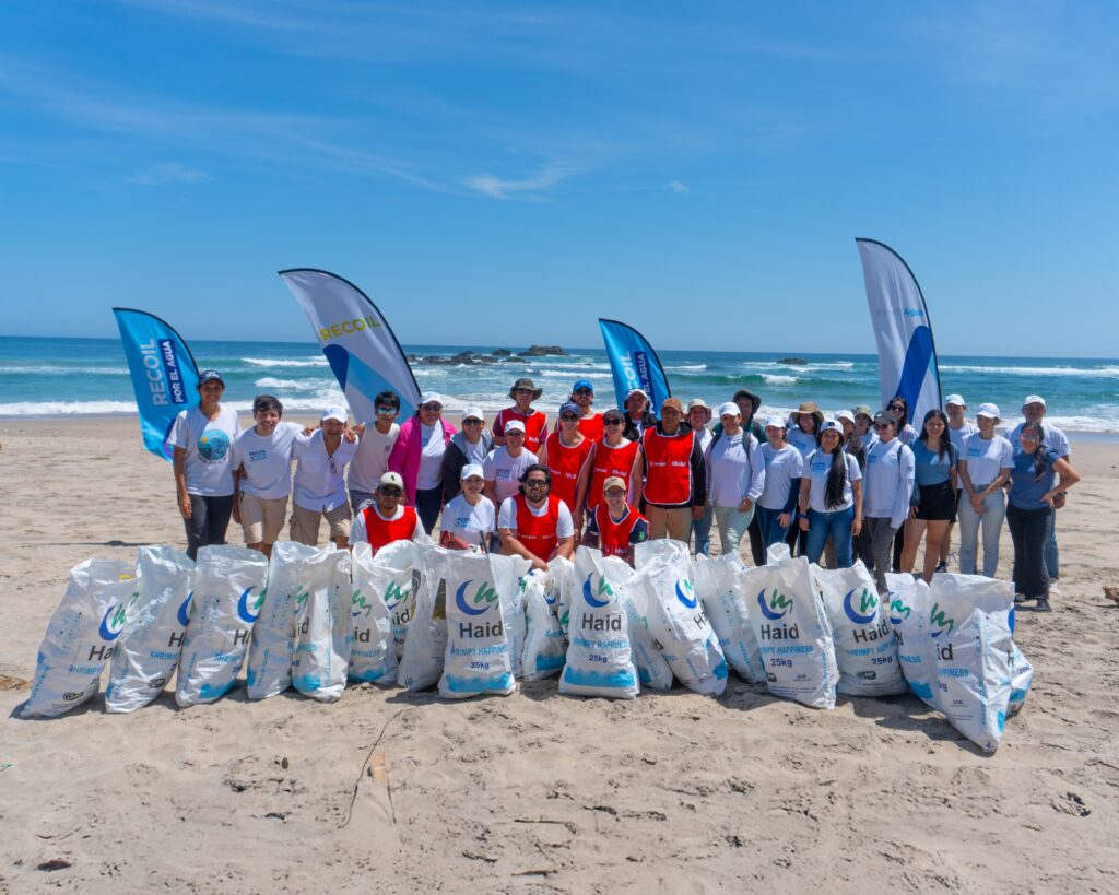 Enmarcada en una sólida estrategia de sostenibilidad, Terpel Ecuador desarrolló una nueva jornada de limpieza de su programa “Guardianes del Mar”, esta vez en la playa de La Lobería, cantón Salinas. Esta iniciativa, impulsada en alianza con RECOIL y la Fundación Mingas por el Mar, está enfocada en recuperar espacios naturales impactados por la contaminación en las zonas donde la compañía tiene presencia, reunió a colaboradores que se sumaron a la actividad, logrando recolectar más de 54 kg de residuos sólidos, evitando que estos lleguen al mar y afecten al ecosistema. Durante la jornada se identificó una alta presencia de botellas plásticas, redes de pesca, micro plásticos, costales, envases de espuma flex, cucharas, entre otros residuos. En ese sentido, la actividad no solo contribuyó a la recuperación del espacio, sino también a fomentar una mayor conciencia ambiental en los colaboradores y en la comunidad local sobre la importancia de preservar el medioambiente. Priscila Villalba, Jefe Senior de Gestión Humana y Asuntos Corporativos de Terpel Lubricantes en Ecuador, explica que la elección de la playa de La Lobería respondió no solo al hecho de que se trata de un rincón paradisíaco por su belleza escénica y su vida silvestre, sino también por su cercanía a una estación de servicio de la compañía. “Trabajamos arduamente durante toda una mañana, porque nos motiva el compromiso que tenemos como Aliado País”, destacó. Es así que la compañía promueve este tipo de mingas permanentemente, tal como lo hizo en localidades como la comunidad Punta de Piedra y la playa de Chulluype. De esta manera, Terpel evidencia su propósito de actuar como guardián del planeta, asumiendo un rol activo frente a los desafíos del cambio climático mediante prácticas alineadas con los Objetivos de Desarrollo Sostenible, especialmente el ODS 12, que promueve modelos responsables de producción y consumo, y el ODS 14, enfocado en la protección de los ecosistemas marinos. Asimismo, la empresa fortalece su relación con las comunidades, trabajando de manera conjunta para fomentar el desarrollo sostenible y generar un impacto positivo en su entorno.