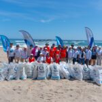 Enmarcada en una sólida estrategia de sostenibilidad, Terpel Ecuador desarrolló una nueva jornada de limpieza de su programa “Guardianes del Mar”, esta vez en la playa de La Lobería, cantón Salinas. Esta iniciativa, impulsada en alianza con RECOIL y la Fundación Mingas por el Mar, está enfocada en recuperar espacios naturales impactados por la contaminación en las zonas donde la compañía tiene presencia, reunió a colaboradores que se sumaron a la actividad, logrando recolectar más de 54 kg de residuos sólidos, evitando que estos lleguen al mar y afecten al ecosistema. Durante la jornada se identificó una alta presencia de botellas plásticas, redes de pesca, micro plásticos, costales, envases de espuma flex, cucharas, entre otros residuos. En ese sentido, la actividad no solo contribuyó a la recuperación del espacio, sino también a fomentar una mayor conciencia ambiental en los colaboradores y en la comunidad local sobre la importancia de preservar el medioambiente. Priscila Villalba, Jefe Senior de Gestión Humana y Asuntos Corporativos de Terpel Lubricantes en Ecuador, explica que la elección de la playa de La Lobería respondió no solo al hecho de que se trata de un rincón paradisíaco por su belleza escénica y su vida silvestre, sino también por su cercanía a una estación de servicio de la compañía. “Trabajamos arduamente durante toda una mañana, porque nos motiva el compromiso que tenemos como Aliado País”, destacó. Es así que la compañía promueve este tipo de mingas permanentemente, tal como lo hizo en localidades como la comunidad Punta de Piedra y la playa de Chulluype. De esta manera, Terpel evidencia su propósito de actuar como guardián del planeta, asumiendo un rol activo frente a los desafíos del cambio climático mediante prácticas alineadas con los Objetivos de Desarrollo Sostenible, especialmente el ODS 12, que promueve modelos responsables de producción y consumo, y el ODS 14, enfocado en la protección de los ecosistemas marinos. Asimismo, la empresa fortalece su relación con las comunidades, trabajando de manera conjunta para fomentar el desarrollo sostenible y generar un impacto positivo en su entorno.