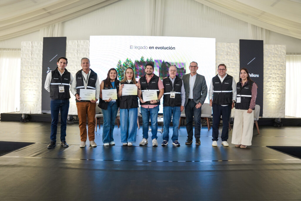 Novopan llevó a cabo su Vigésimo Segunda Convención anual de Novocentros, un espacio que reunió a franquiciados de todo el país para analizar los desafíos del mercado, compartir buenas prácticas y proyectar el futuro de la industria. Durante el encuentro, la compañía destacó el crecimiento de su red y reconoció a los Novocentros con mejor desempeño, consolidando su modelo de desarrollo basado en familias emprendedoras. Este modelo refleja el compromiso de Novopan con el desarrollo productivo del país, apostando por el crecimiento de negocios locales como motor de progreso económico y social. En la práctica, los Novocentros funcionan como puntos especializados de atención y asesoría para clientes como carpinteros, artesanos y profesionales del sector, convirtiéndose en aliados clave para el desarrollo de sus actividades productivas y en motores de dinamización económica en sus zonas de influencia. “Los Novocentros son una apuesta estratégica de Novopan para generar valor compartido, impulsando el crecimiento de familias emprendedoras y aportando al desarrollo económico de sus comunidades”, señala Adrián Esteban Orellana, Gerente Regional de Ventas zona central de Novopan. Uno de los casos que refleja el impacto de este modelo es el de la familia Sánchez Álvarez, en Guayaquil. Miguel Isaac Sánchez Álvarez lidera los Novocentros Las Esclusas y La Trinitaria, ubicados en el sur de la ciudad, desde donde han logrado construir una historia de crecimiento sostenido dentro de la red. Lo que inició en 2015 como un local de 140 m² hoy se ha convertido en una operación con dos puntos de venta, que atienden más de 300 clientes mensuales y alcanzan una facturación anual de más de 5.000 m³. Con más de 50 años de vínculo con la industria maderera, la familia encontró en este modelo una oportunidad para evolucionar su negocio, ampliando su cobertura a toda la zona sur de Guayaquil. Su desempeño los ha llevado a convertirse en un referente dentro de la red, alcanzando varios años la mejor calificación en satisfacción al cliente a nivel nacional. “Este modelo nos ha permitido consolidar un negocio familiar, crecer de manera sostenida y aportar al desarrollo de nuestra comunidad, generando oportunidades para otros emprendedores en la zona”, destaca Miguel Sánchez, Novocentrista de Guayaquil. A nivel nacional, la compañía cuenta con 80 Novocentros distribuidos en 20 provincias del Ecuador. Este modelo ha permitido generar aproximadamente 800 empleos directos evidenciando su impacto en la dinamización de la economía y en el fortalecimiento del emprendimiento familiar. De esta manera, Novopan continúa consolidando su red de Novocentros como un modelo que fortalece su presencia en el país e impulsa el crecimiento de negocios familiares, generando oportunidades sostenibles y aportando al desarrollo de las comunidades ecuatorianas.