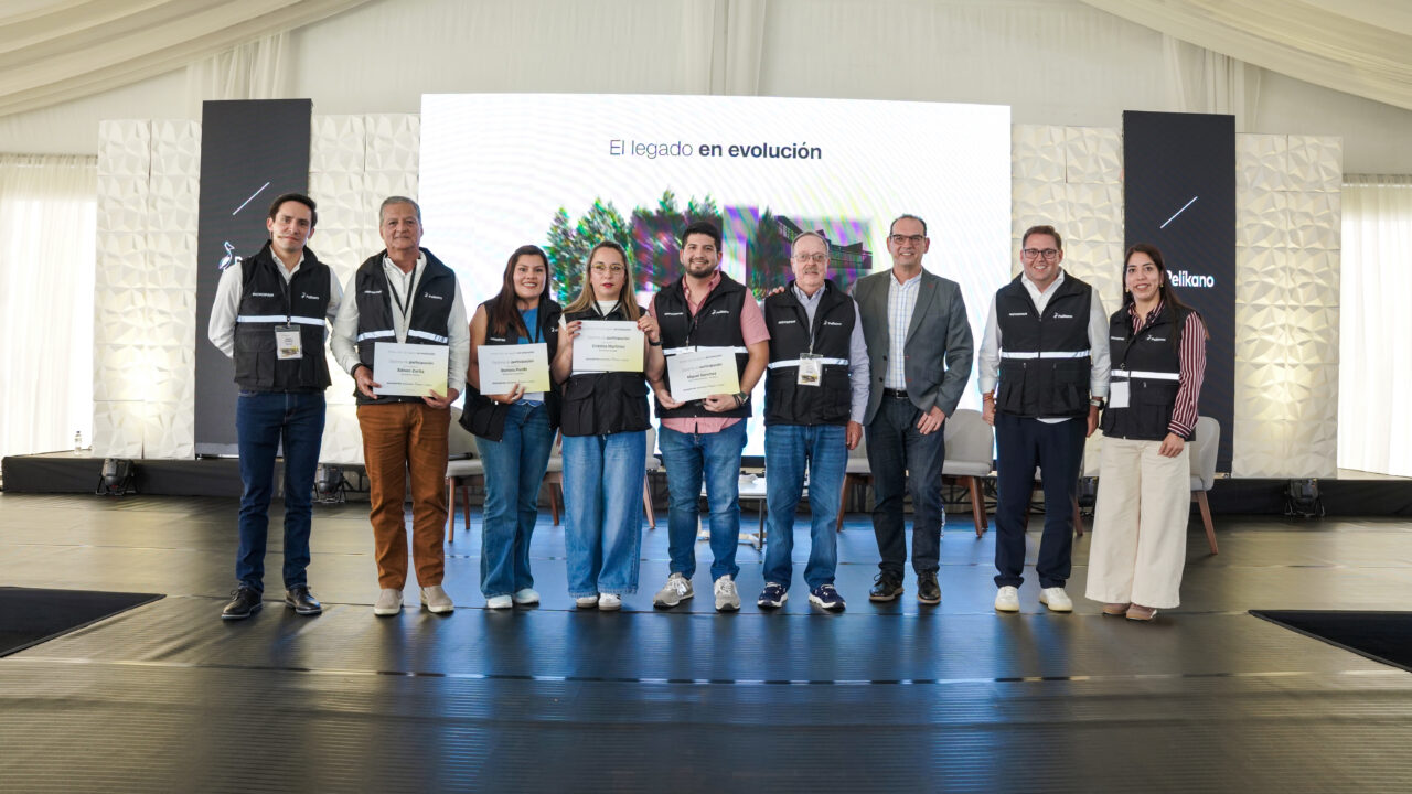 Novopan llevó a cabo su Vigésimo Segunda Convención anual de Novocentros, un espacio que reunió a franquiciados de todo el país para analizar los desafíos del mercado, compartir buenas prácticas y proyectar el futuro de la industria. Durante el encuentro, la compañía destacó el crecimiento de su red y reconoció a los Novocentros con mejor desempeño, consolidando su modelo de desarrollo basado en familias emprendedoras. Este modelo refleja el compromiso de Novopan con el desarrollo productivo del país, apostando por el crecimiento de negocios locales como motor de progreso económico y social. En la práctica, los Novocentros funcionan como puntos especializados de atención y asesoría para clientes como carpinteros, artesanos y profesionales del sector, convirtiéndose en aliados clave para el desarrollo de sus actividades productivas y en motores de dinamización económica en sus zonas de influencia. “Los Novocentros son una apuesta estratégica de Novopan para generar valor compartido, impulsando el crecimiento de familias emprendedoras y aportando al desarrollo económico de sus comunidades”, señala Adrián Esteban Orellana, Gerente Regional de Ventas zona central de Novopan. Uno de los casos que refleja el impacto de este modelo es el de la familia Sánchez Álvarez, en Guayaquil. Miguel Isaac Sánchez Álvarez lidera los Novocentros Las Esclusas y La Trinitaria, ubicados en el sur de la ciudad, desde donde han logrado construir una historia de crecimiento sostenido dentro de la red. Lo que inició en 2015 como un local de 140 m² hoy se ha convertido en una operación con dos puntos de venta, que atienden más de 300 clientes mensuales y alcanzan una facturación anual de más de 5.000 m³. Con más de 50 años de vínculo con la industria maderera, la familia encontró en este modelo una oportunidad para evolucionar su negocio, ampliando su cobertura a toda la zona sur de Guayaquil. Su desempeño los ha llevado a convertirse en un referente dentro de la red, alcanzando varios años la mejor calificación en satisfacción al cliente a nivel nacional. “Este modelo nos ha permitido consolidar un negocio familiar, crecer de manera sostenida y aportar al desarrollo de nuestra comunidad, generando oportunidades para otros emprendedores en la zona”, destaca Miguel Sánchez, Novocentrista de Guayaquil. A nivel nacional, la compañía cuenta con 80 Novocentros distribuidos en 20 provincias del Ecuador. Este modelo ha permitido generar aproximadamente 800 empleos directos evidenciando su impacto en la dinamización de la economía y en el fortalecimiento del emprendimiento familiar. De esta manera, Novopan continúa consolidando su red de Novocentros como un modelo que fortalece su presencia en el país e impulsa el crecimiento de negocios familiares, generando oportunidades sostenibles y aportando al desarrollo de las comunidades ecuatorianas.