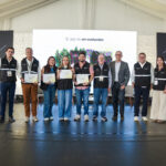 Novopan llevó a cabo su Vigésimo Segunda Convención anual de Novocentros, un espacio que reunió a franquiciados de todo el país para analizar los desafíos del mercado, compartir buenas prácticas y proyectar el futuro de la industria. Durante el encuentro, la compañía destacó el crecimiento de su red y reconoció a los Novocentros con mejor desempeño, consolidando su modelo de desarrollo basado en familias emprendedoras. Este modelo refleja el compromiso de Novopan con el desarrollo productivo del país, apostando por el crecimiento de negocios locales como motor de progreso económico y social. En la práctica, los Novocentros funcionan como puntos especializados de atención y asesoría para clientes como carpinteros, artesanos y profesionales del sector, convirtiéndose en aliados clave para el desarrollo de sus actividades productivas y en motores de dinamización económica en sus zonas de influencia. “Los Novocentros son una apuesta estratégica de Novopan para generar valor compartido, impulsando el crecimiento de familias emprendedoras y aportando al desarrollo económico de sus comunidades”, señala Adrián Esteban Orellana, Gerente Regional de Ventas zona central de Novopan. Uno de los casos que refleja el impacto de este modelo es el de la familia Sánchez Álvarez, en Guayaquil. Miguel Isaac Sánchez Álvarez lidera los Novocentros Las Esclusas y La Trinitaria, ubicados en el sur de la ciudad, desde donde han logrado construir una historia de crecimiento sostenido dentro de la red. Lo que inició en 2015 como un local de 140 m² hoy se ha convertido en una operación con dos puntos de venta, que atienden más de 300 clientes mensuales y alcanzan una facturación anual de más de 5.000 m³. Con más de 50 años de vínculo con la industria maderera, la familia encontró en este modelo una oportunidad para evolucionar su negocio, ampliando su cobertura a toda la zona sur de Guayaquil. Su desempeño los ha llevado a convertirse en un referente dentro de la red, alcanzando varios años la mejor calificación en satisfacción al cliente a nivel nacional. “Este modelo nos ha permitido consolidar un negocio familiar, crecer de manera sostenida y aportar al desarrollo de nuestra comunidad, generando oportunidades para otros emprendedores en la zona”, destaca Miguel Sánchez, Novocentrista de Guayaquil. A nivel nacional, la compañía cuenta con 80 Novocentros distribuidos en 20 provincias del Ecuador. Este modelo ha permitido generar aproximadamente 800 empleos directos evidenciando su impacto en la dinamización de la economía y en el fortalecimiento del emprendimiento familiar. De esta manera, Novopan continúa consolidando su red de Novocentros como un modelo que fortalece su presencia en el país e impulsa el crecimiento de negocios familiares, generando oportunidades sostenibles y aportando al desarrollo de las comunidades ecuatorianas.