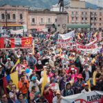 El Día del Trabajador llega a Ecuador con una cifra difícil de maquillar. Apenas el 32,1 % de la población económicamente activa tuvo empleo adecuado en marzo de 2026. En medio de reformas, anuncios oficiales de empleabilidad y una economía que no termina de aliviar a los hogares, el país vuelve a enfrentar una pregunta urgente. ¿Trabajar todavía alcanza para vivir con dignidad?