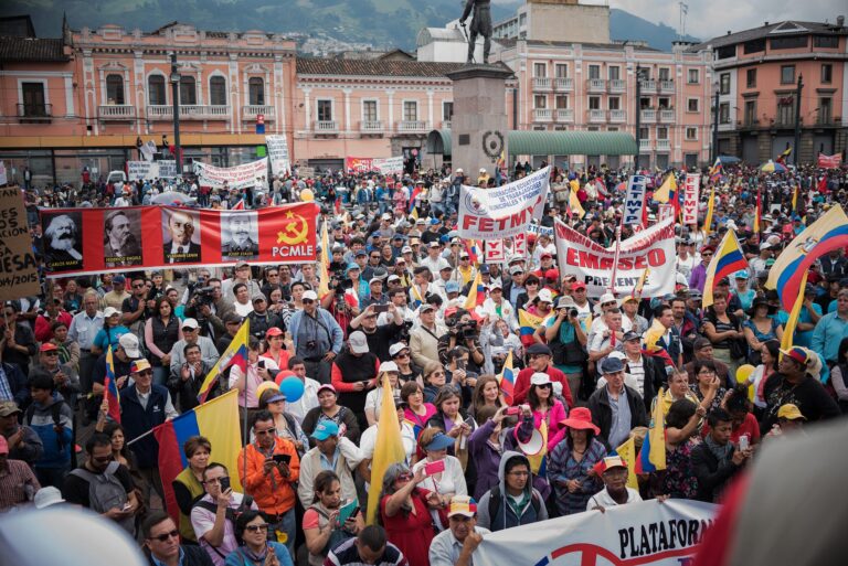El Día del Trabajador llega a Ecuador con una cifra difícil de maquillar. Apenas el 32,1 % de la población económicamente activa tuvo empleo adecuado en marzo de 2026. En medio de reformas, anuncios oficiales de empleabilidad y una economía que no termina de aliviar a los hogares, el país vuelve a enfrentar una pregunta urgente. ¿Trabajar todavía alcanza para vivir con dignidad?